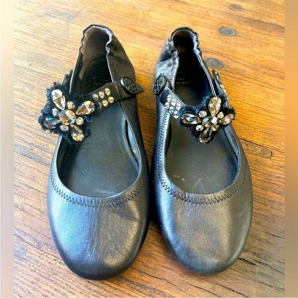 ♥️♥️♥️Tory Burch flats with crystals.